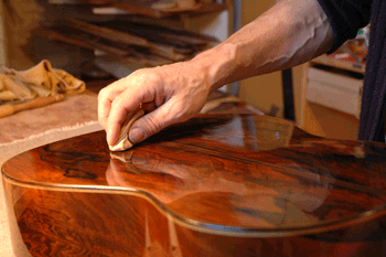 bild einer hand bei der gitarrenherstellung